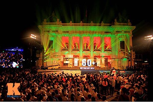 “Lễ hội Tắt đèn” hưởng ứng Giờ Trái Đất tại Quảng trường Nhà hát lớn (Hoàn Kiếm). (Ảnh: khampha.vn)